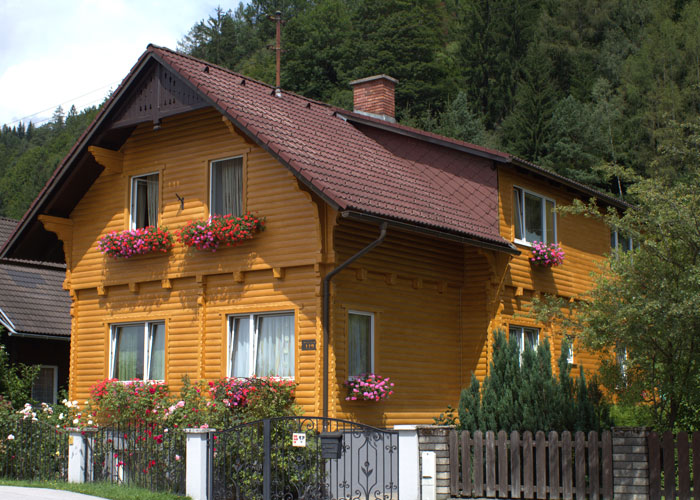 Neugestaltung der Holzfassade mit dem ADLER Pullex Renoviersystem